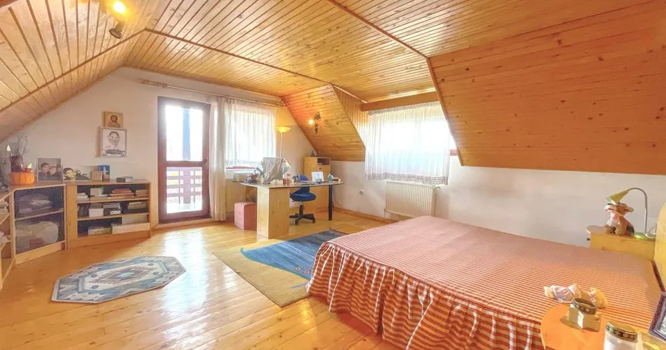 Casa cu garaj si teren de 490 mp in zona de case Bartolomeu-Brasovul Vechi