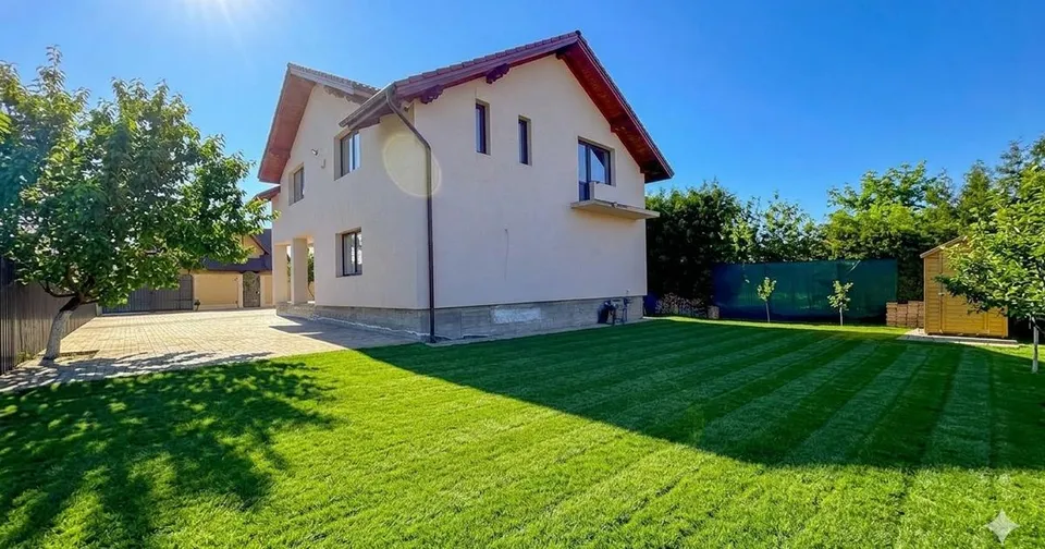 Casă spațioasă cu teren generos de 1200 mp | Zonă de case noi | Tărlungeni