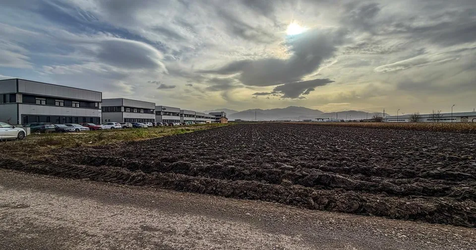 Teren industrial, intravilan, cu utilitati, Stupini, 11.600 mp