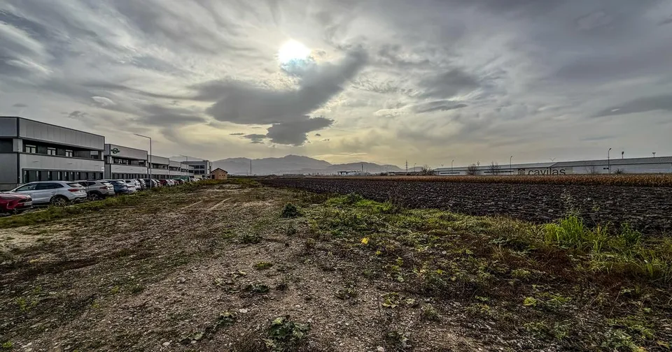 Teren industrial, intravilan, cu utilitati, Stupini, 11.600 mp