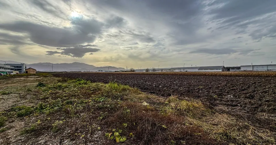Teren industrial, intravilan, cu utilitati, Stupini, 11.600 mp