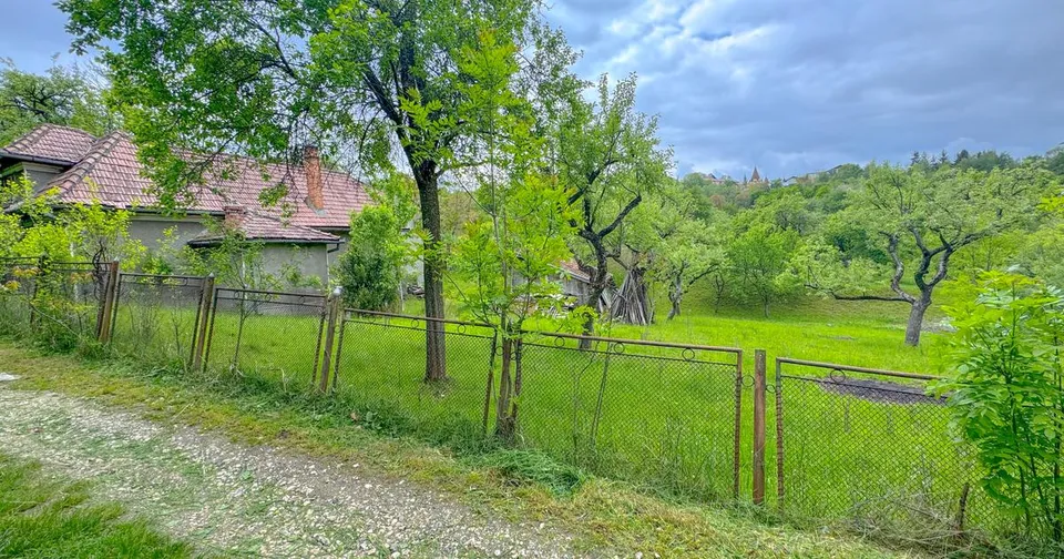 Teren 1500mp, intravilan cu utilitati, in proximitatea complexului Vila Bran